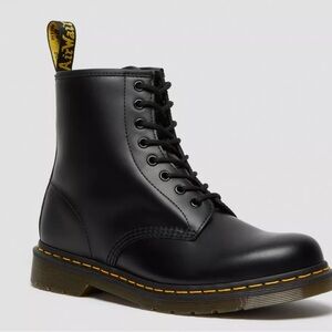 DR. MARTENS 1460 SMOOTH LEATHER LACE UP BOOTS 7M NEW!